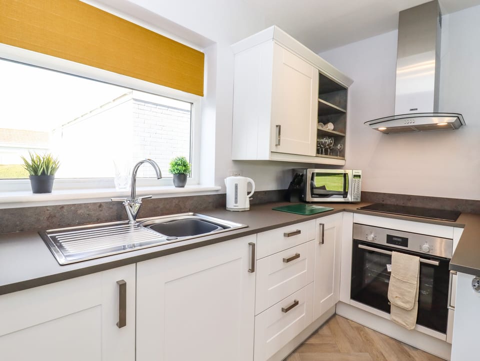 Cottage | Private kitchen | Fridge, microwave, electric kettle, toaster