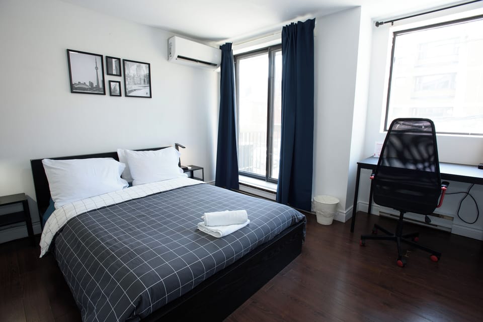 Queen Room with Shared Washroom | Free WiFi, bed sheets