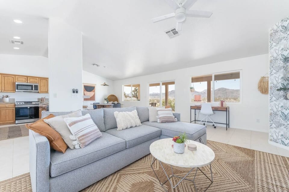 Open-concept main living space w/designer features & queen sleeper sofa