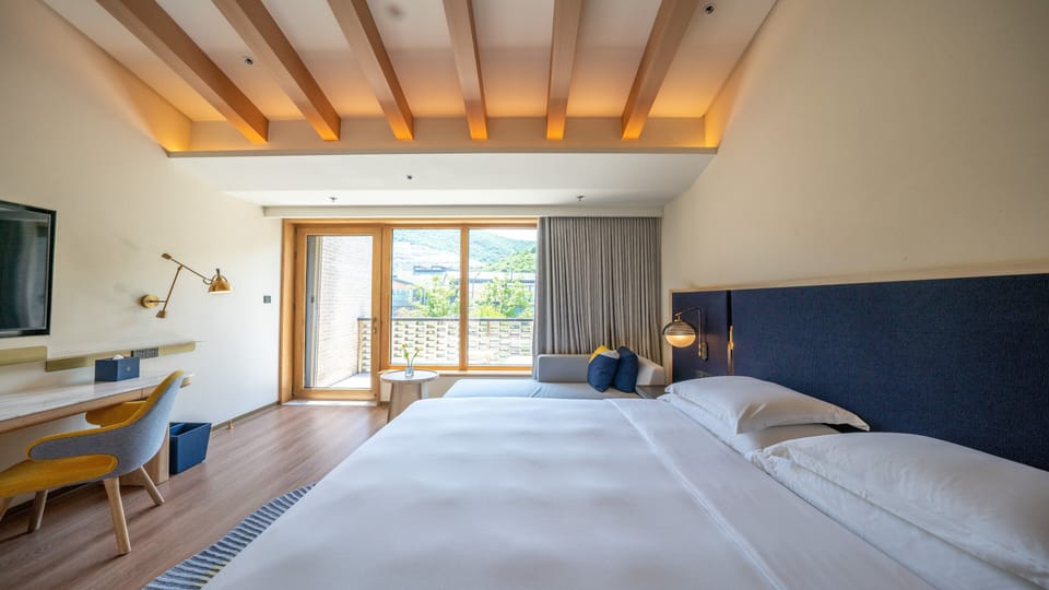 Standard Room, 1 King Bed, Courtyard View | Free minibar items, in-room safe, blackout drapes, soundproofing