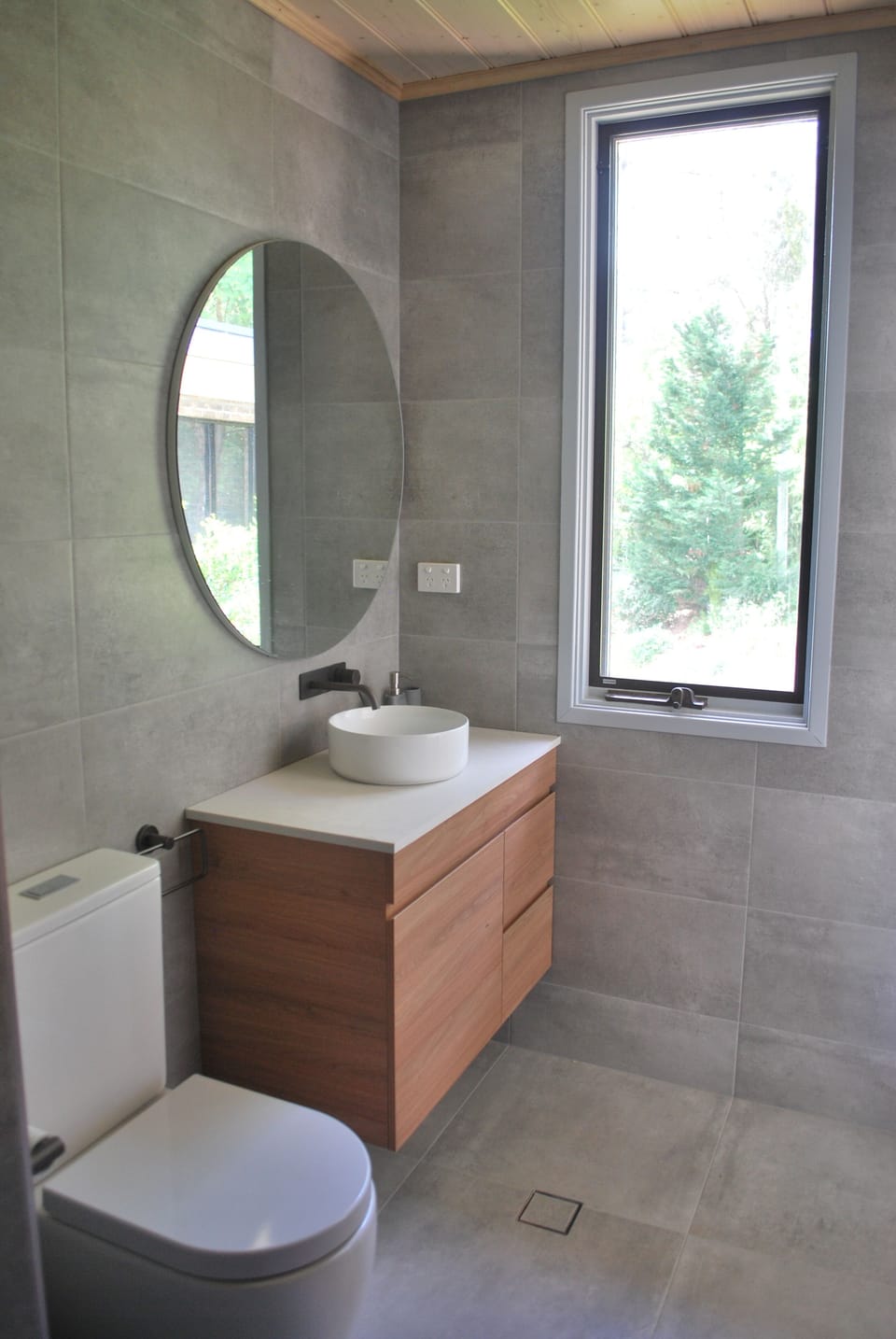 Queen bedroom (upstairs) with ensuite (shower, toilet, vanity)