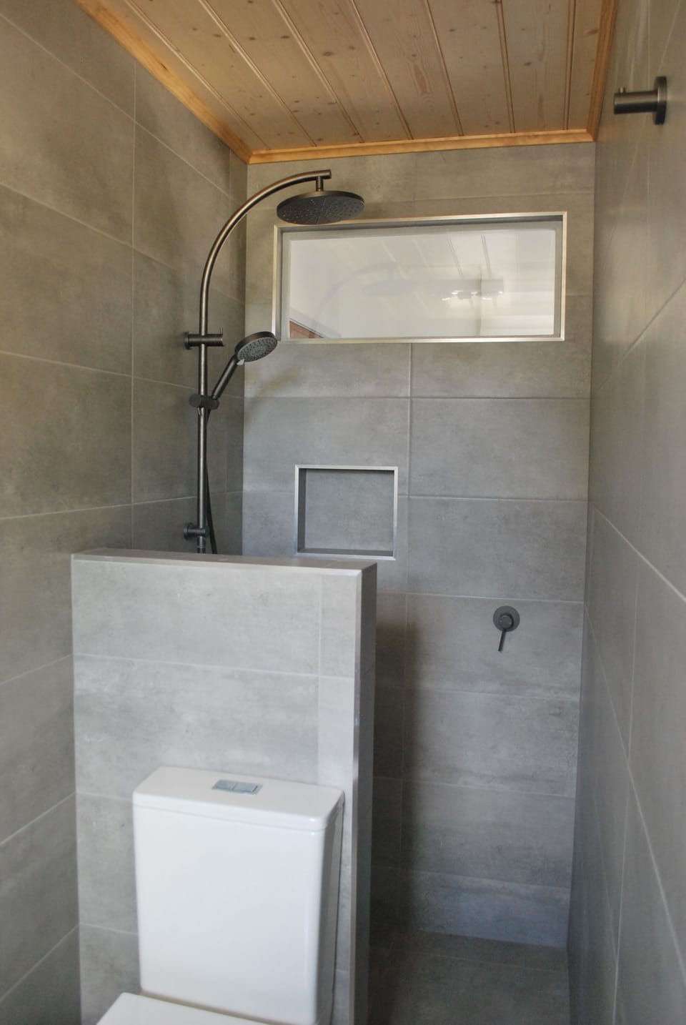 King bedroom (upstairs) with ensuite (shower, toilet, vanity)