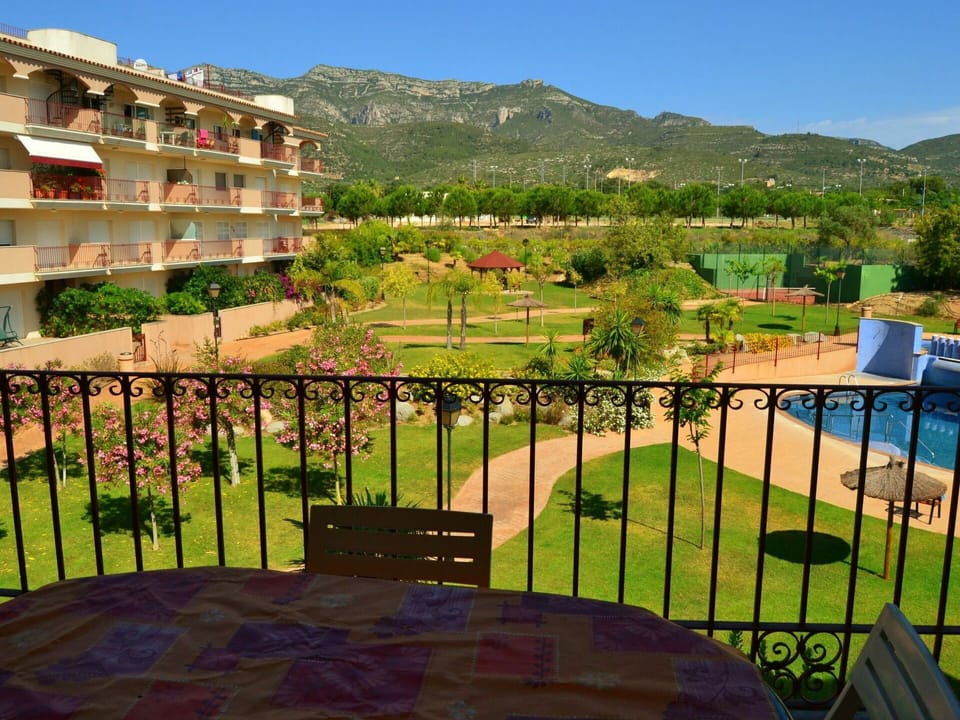 Building, Plant, Property, Window, Land Lot, Urban Design, Landscape, Neighbourhood, Grass, Leisure
