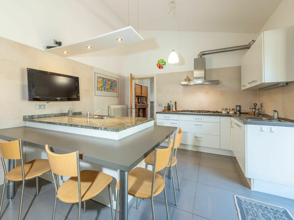 Building, Plant, Property, Window, Land Lot, Urban Design, Landscape, Neighbourhood, Grass, Leisure