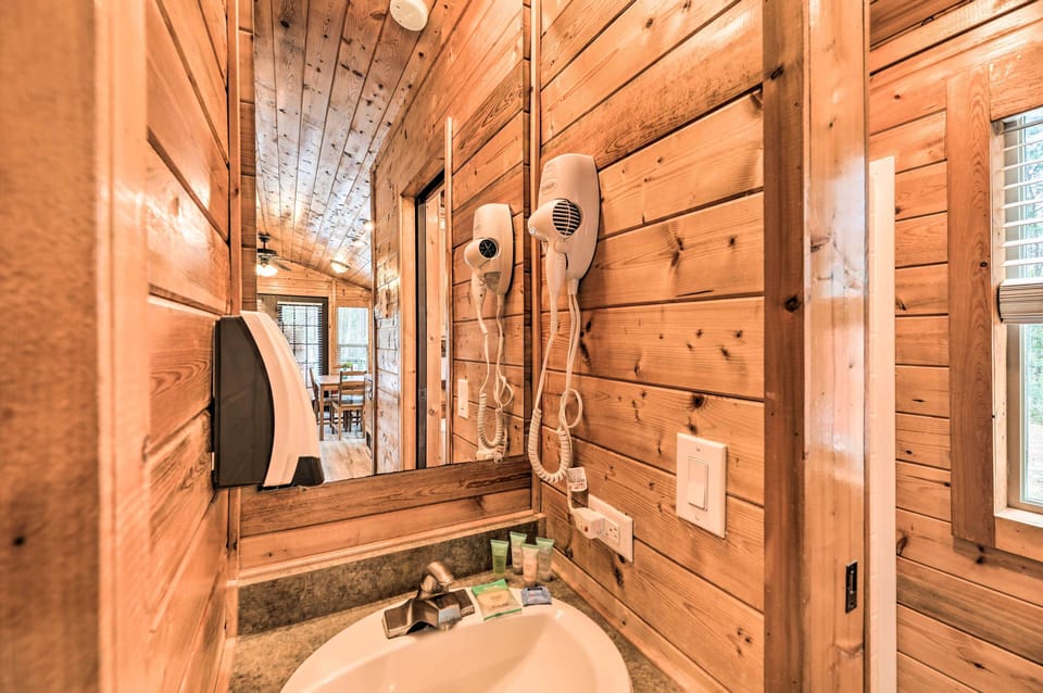 Full Bath | Complimentary Toiletries | Iron/Board