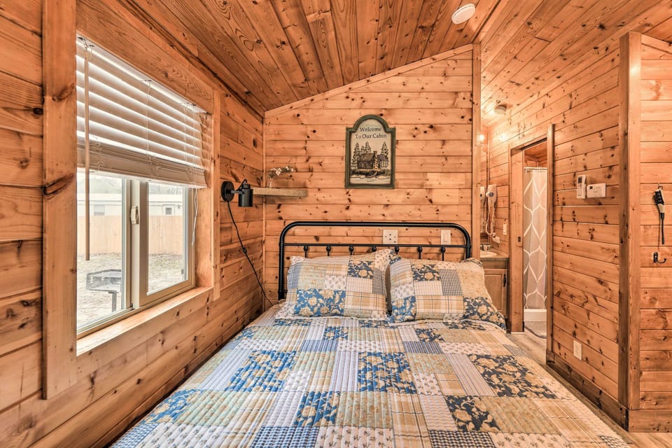 Studio | Queen Bed | Linens Provided