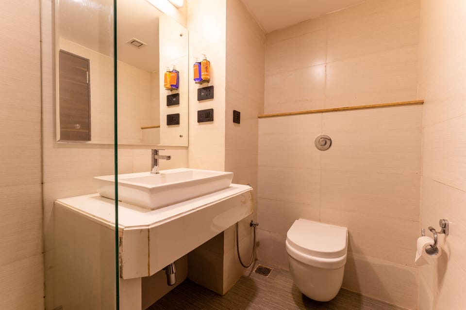 Connect Premium | Bathroom | Shower, free toiletries, towels