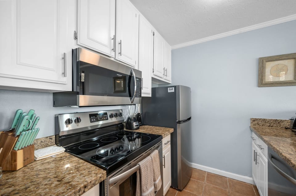 Full size stainless appliances