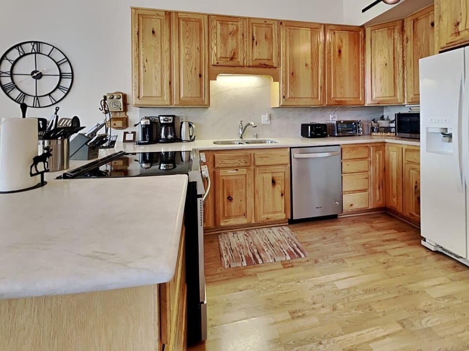 Condo, 4 Bedrooms | Private kitchen | Fridge, oven, coffee/tea maker, toaster