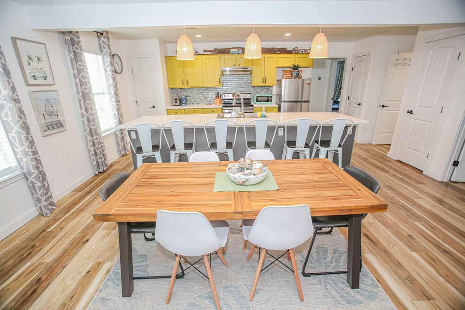 Dining table seats 6