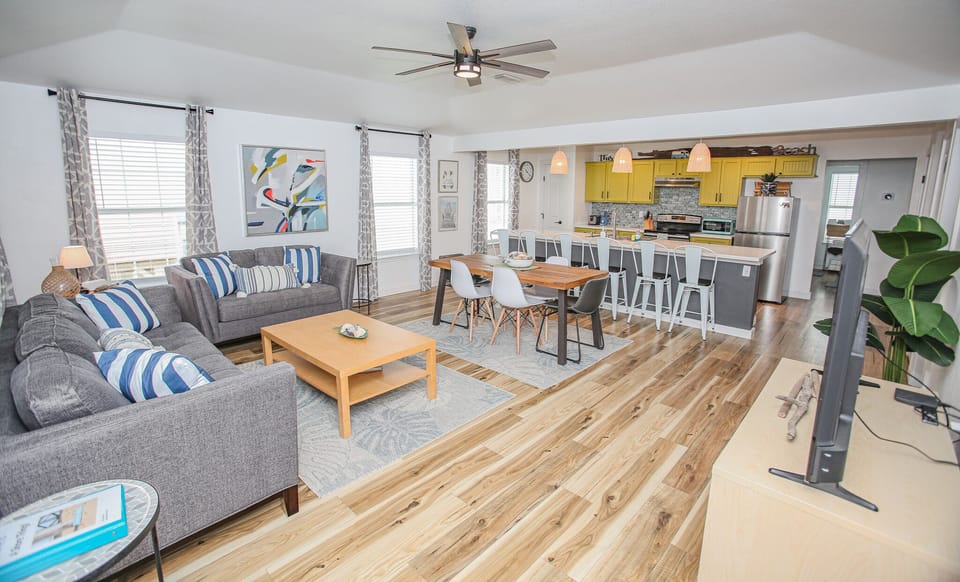 Open floorplan to entertain and enjoy. One queen sleeper sofa.