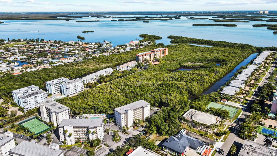 Condo (2 Bedrooms) | Property amenity