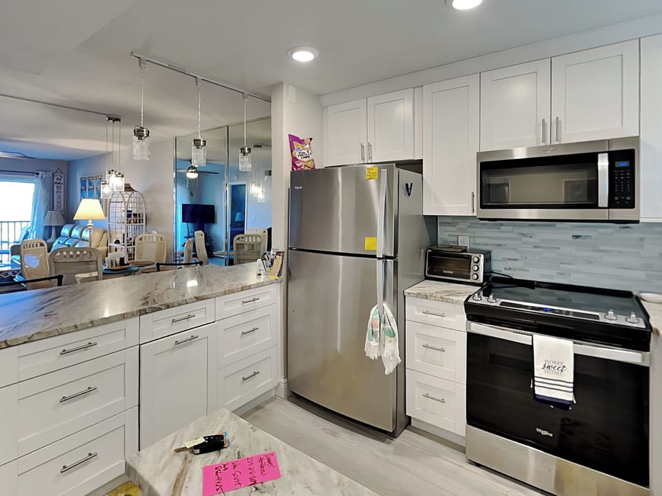 Condo, Multiple Beds | Private kitchen | Fridge, microwave, oven, stovetop