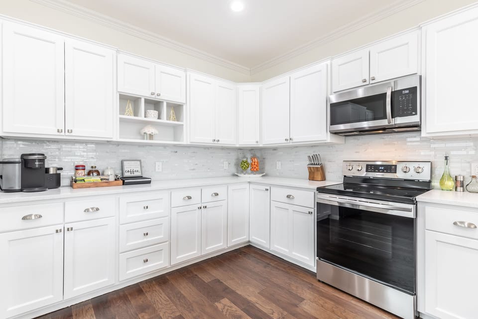 Kitchen has new stainless steel appliances, take advantage and cook up a feast!