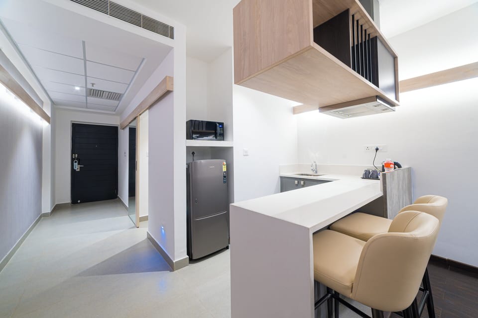 Luxury Studio | Minibar, in-room safe, desk, laptop workspace