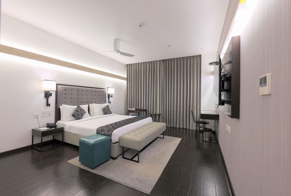 Superior Room | Minibar, in-room safe, desk, laptop workspace