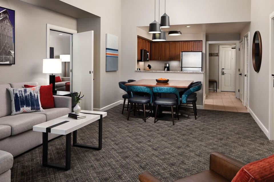 Separate dining area for up to 6 guests