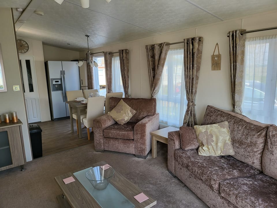 Cabin | Living room | 30-inch TV with cable channels, fireplace