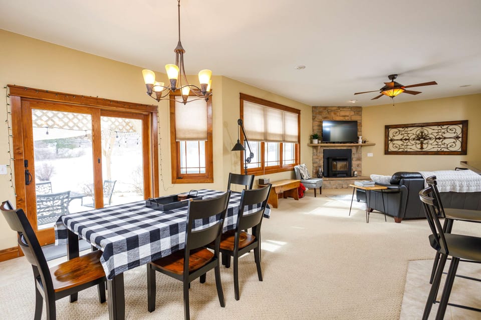 Dining table w:4 chairs and a bench seat