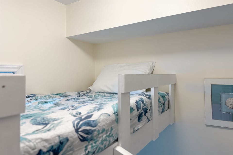 Bunk room with two twin beds - ideal for kids