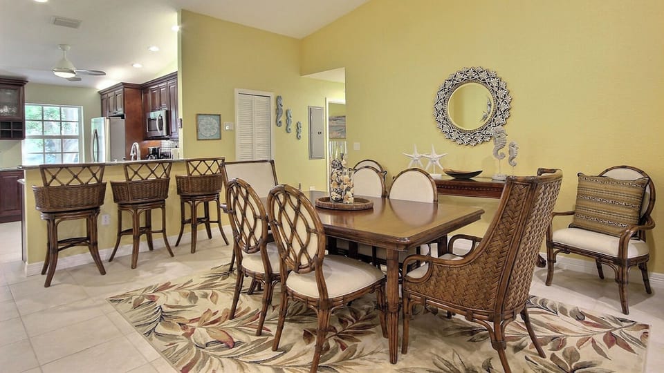 Dining Area & Breakfast Bar - 2nd Floor