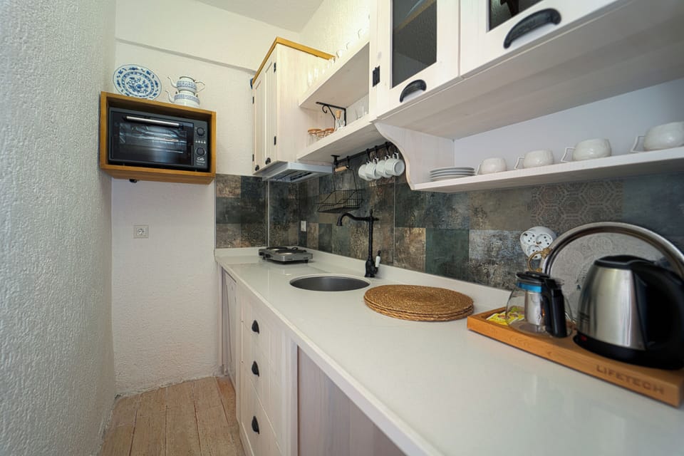 Deluxe Suite, 1 Bedroom, Sea View, Sea Facing | Private kitchen | Mini-fridge, oven, dishwasher, electric kettle