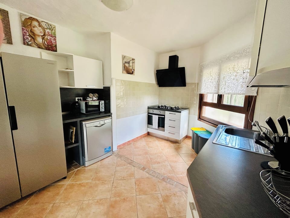 Full-size fridge, microwave, oven, stovetop