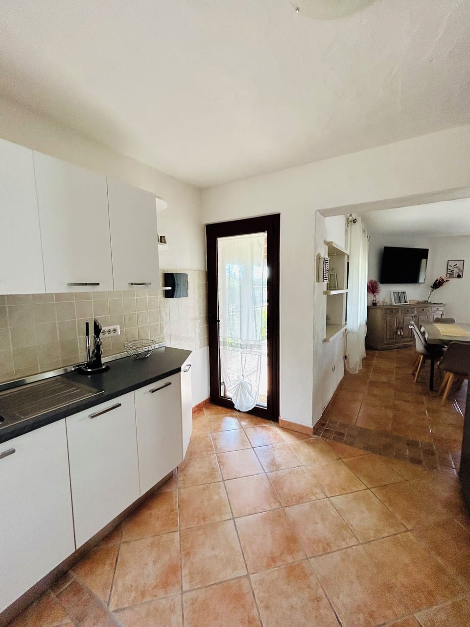Full-size fridge, microwave, oven, stovetop
