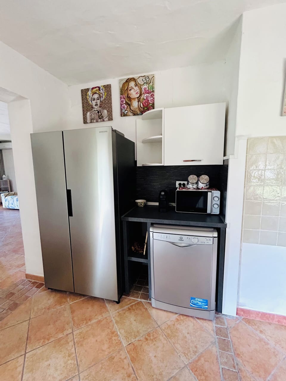 Full-size fridge, microwave, oven, stovetop