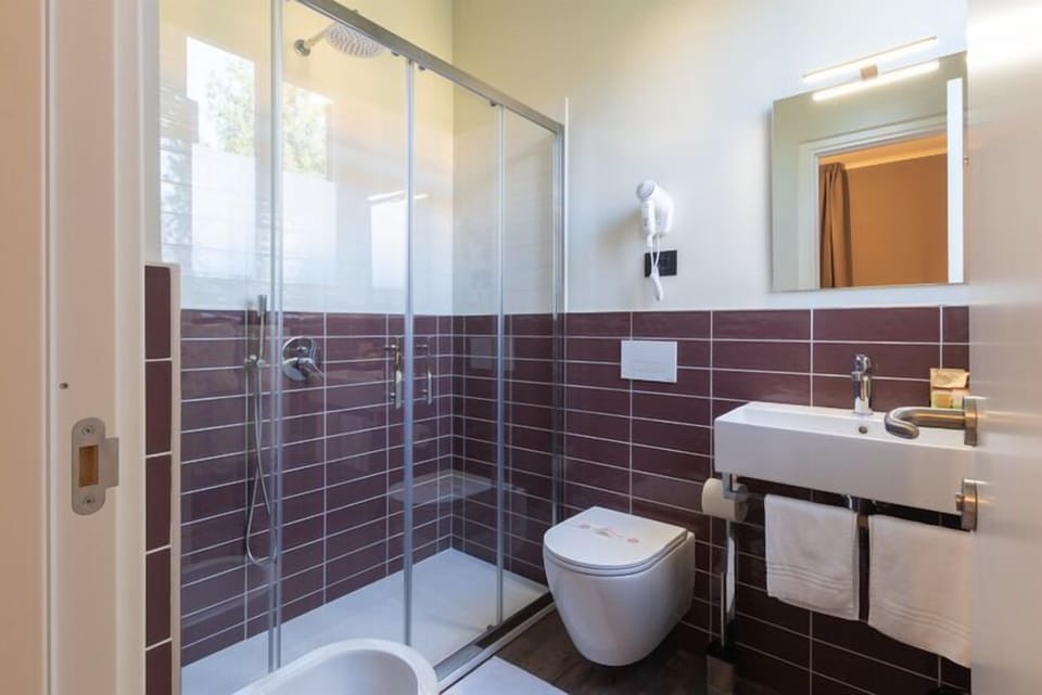 Standard Double or Twin Room, Non Smoking | Bathroom | Shower, rainfall showerhead, bidet, towels