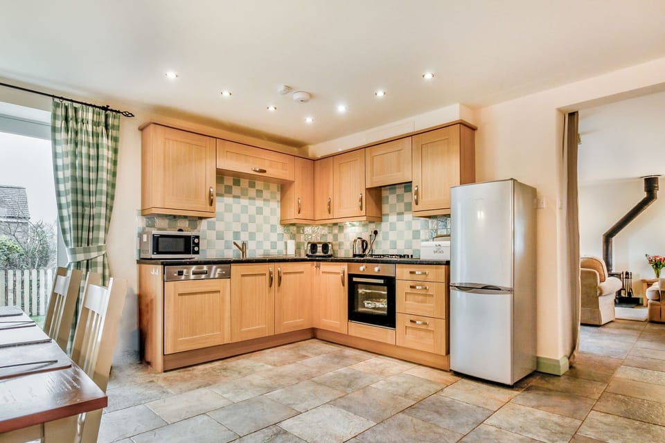 Cottage | Private kitchen | Fridge, dishwasher, electric kettle, toaster