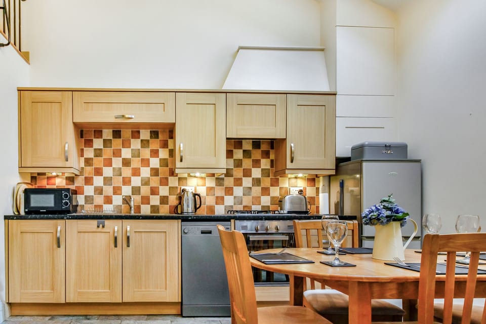 Cottage | Private kitchen | Fridge, microwave, dishwasher, electric kettle