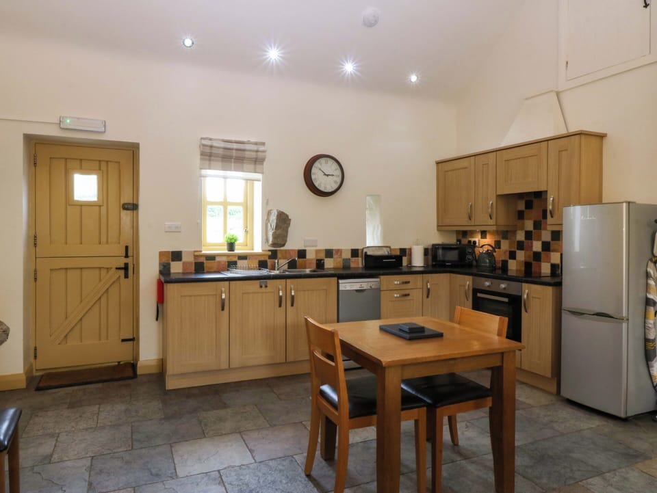 Cottage | Private kitchen | Fridge, microwave, dishwasher, electric kettle