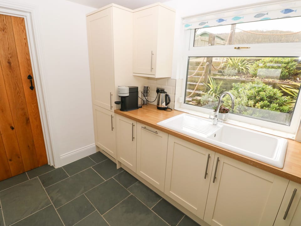 Cottage | Private kitchen | Fridge, electric kettle, toaster, cookware/dishes/utensils