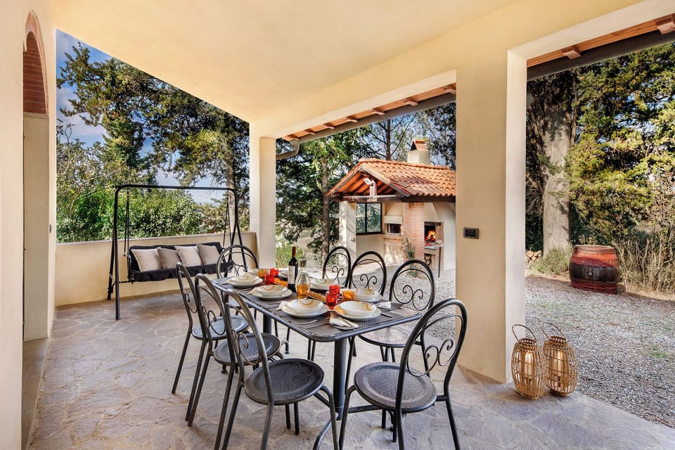 Fully furnished Outdoor patio with Wood-fired Pizza Oven