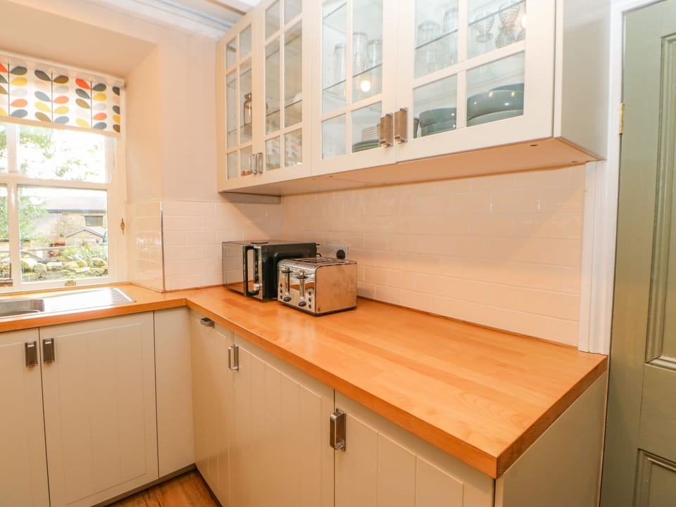 Cottage | Private kitchen | Fridge, dishwasher, cookware/dishes/utensils
