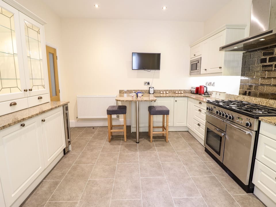 Cottage | Private kitchen | Fridge, microwave, dishwasher, electric kettle
