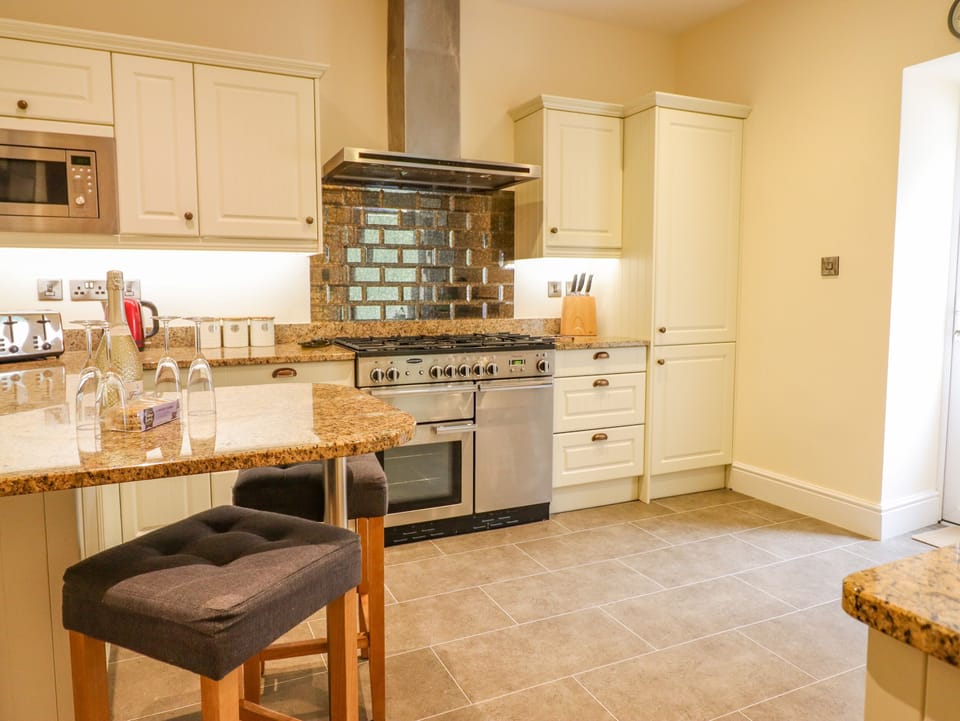 Cottage | Private kitchen | Fridge, microwave, dishwasher, electric kettle