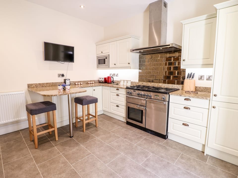 Cottage | Private kitchen | Fridge, microwave, dishwasher, electric kettle