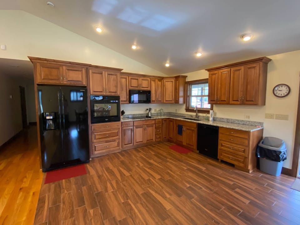 Full kitchen view. 