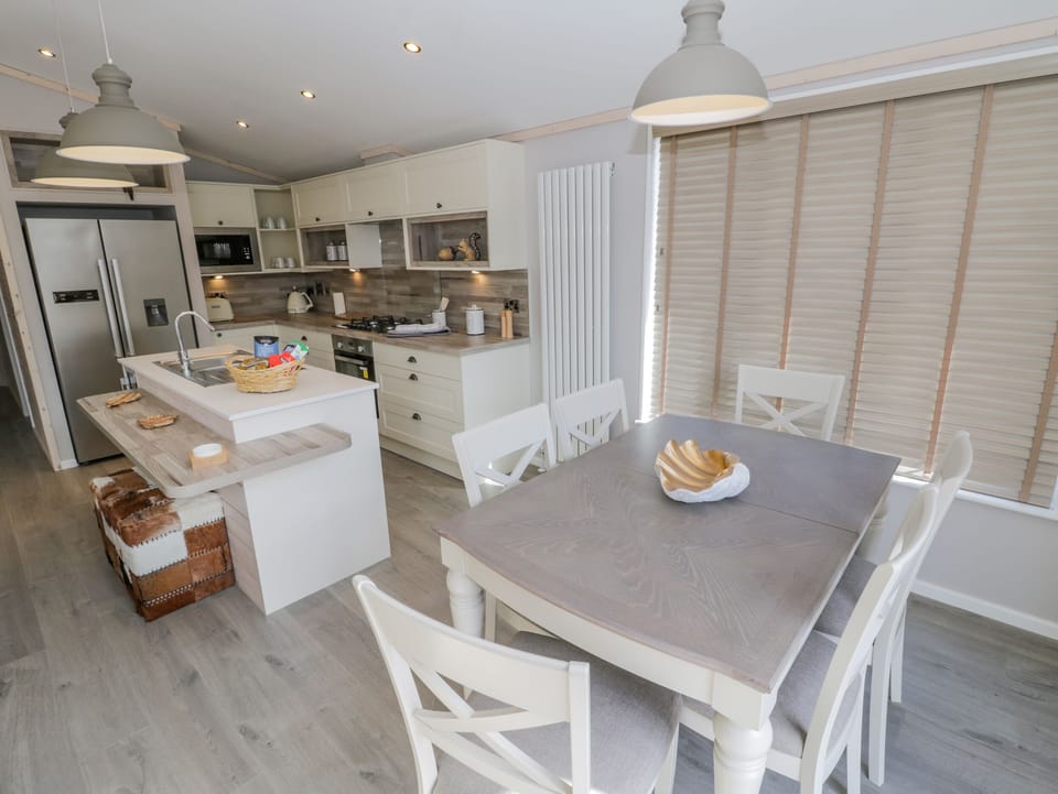 Cottage | Private kitchen | Fridge, microwave, dishwasher, electric kettle