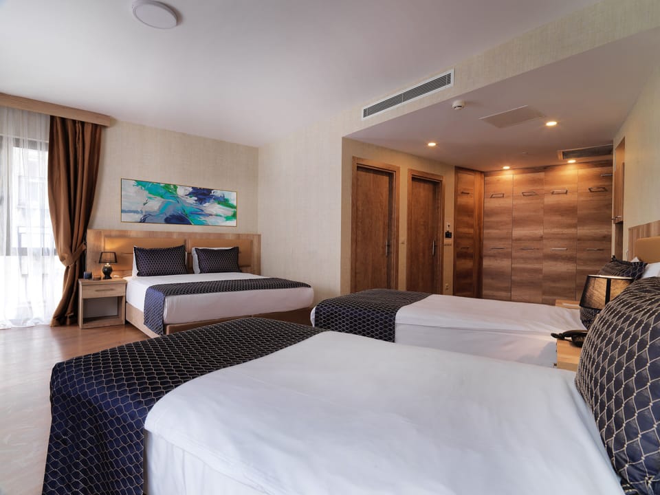 Family Room, Corner | Premium bedding, minibar, soundproofing, iron/ironing board