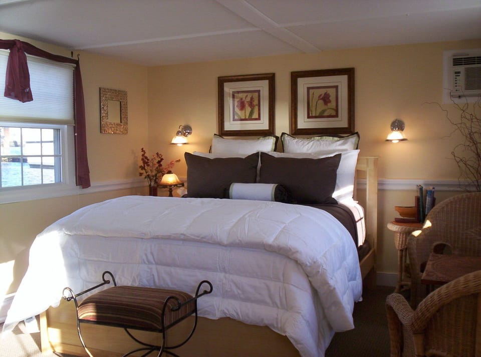Green Turtle I Houseboat Suite Queen sized bed in Boston Harbor