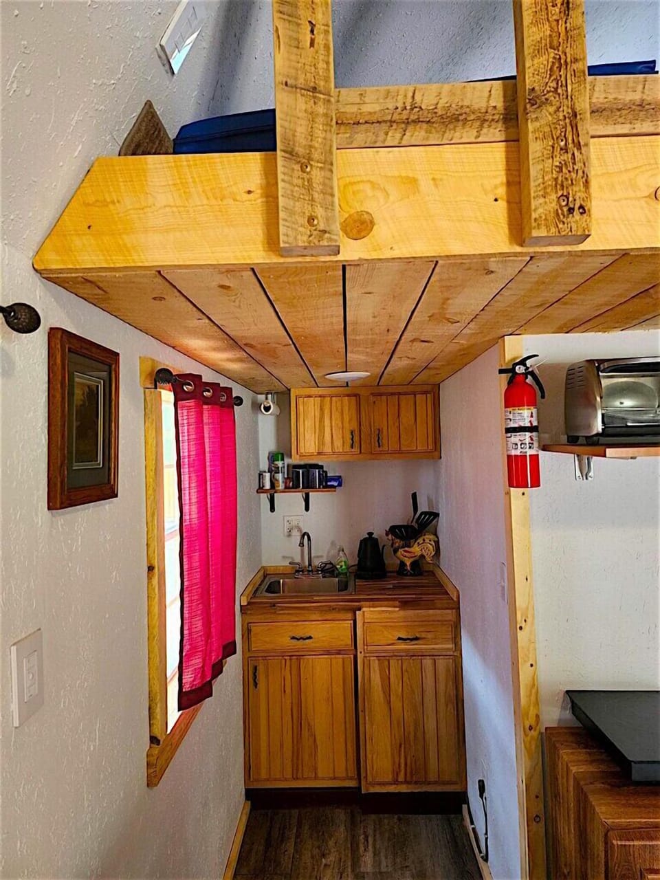 Mini-kitchen.