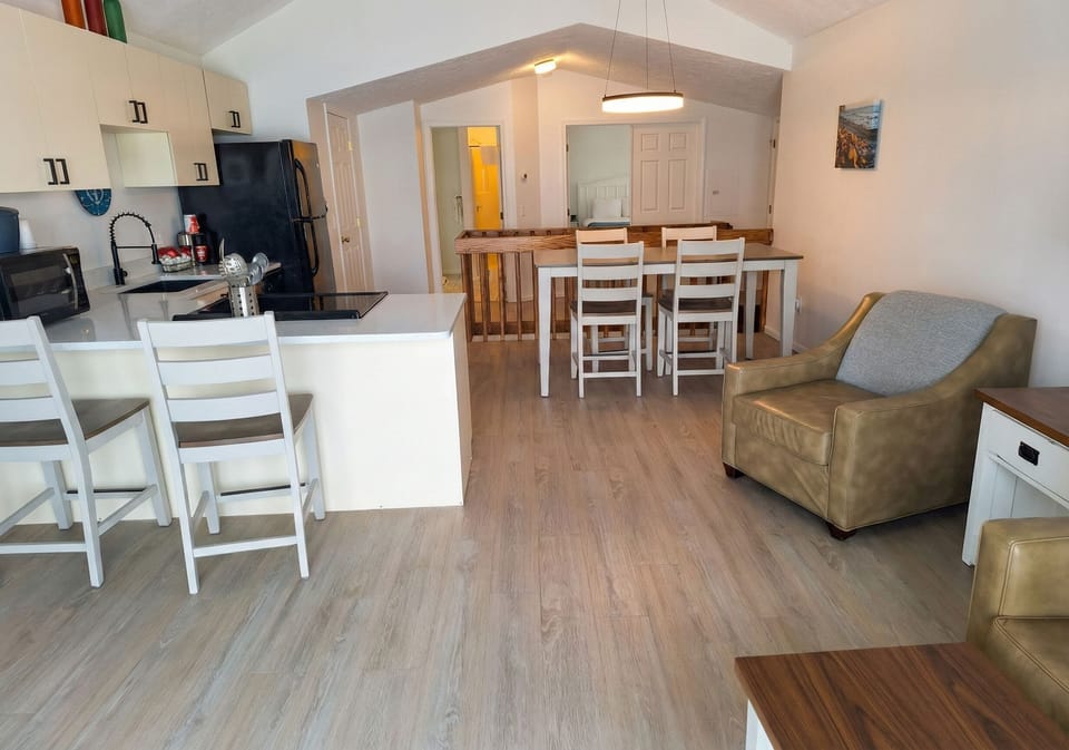 Exclusive Penthouse, 1 Bedroom, Kitchen, Bay View | Soundproofing, iron/ironing board, free WiFi, bed sheets
