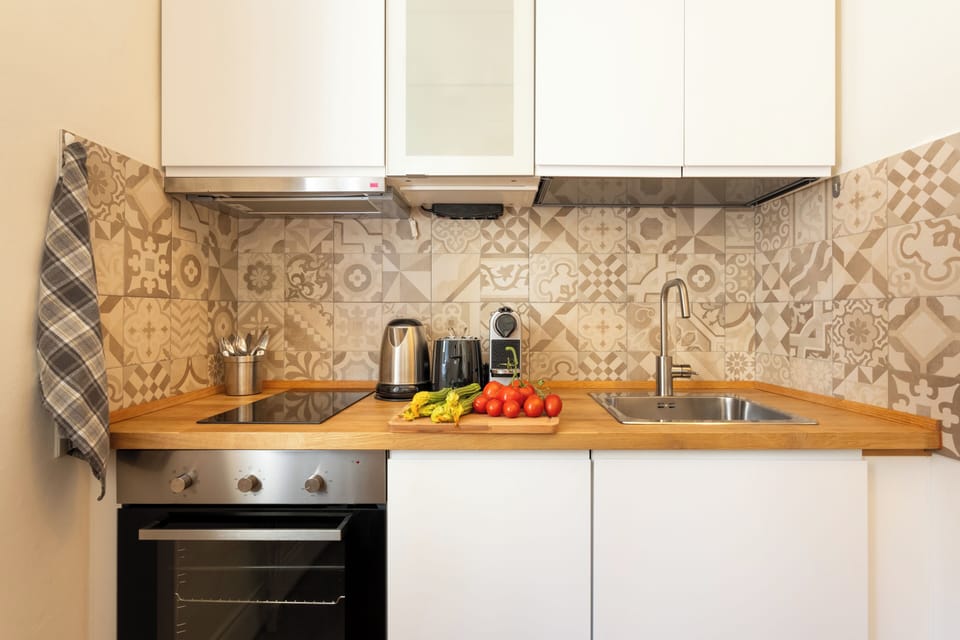 Oven, dishwasher and set for preaparing tea and coffee