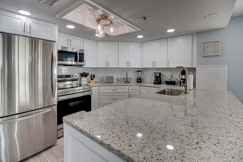 Fully stocked & remodeled kitchen w/all new cabinets, appliances, and granite,