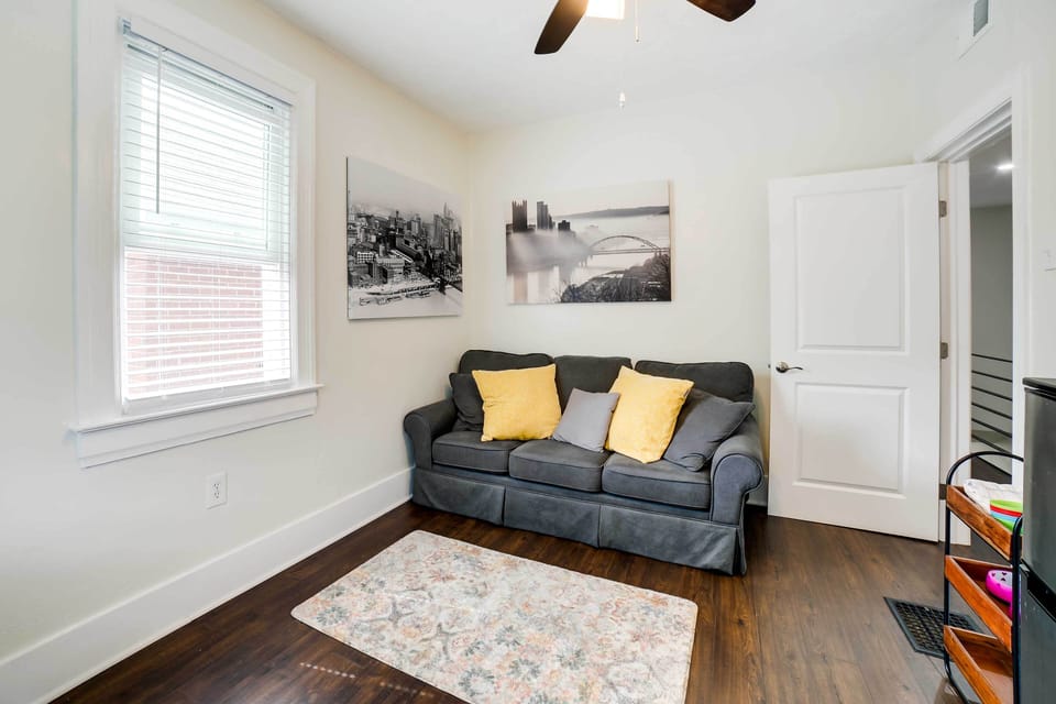Living Area | Sleeper Sofa | Free WiFi | Smart TV