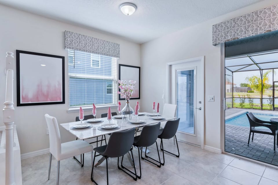 The dining area offers ample space to comfortably accommodate everyone, ensuring a pleasant and sociable dining experience for all