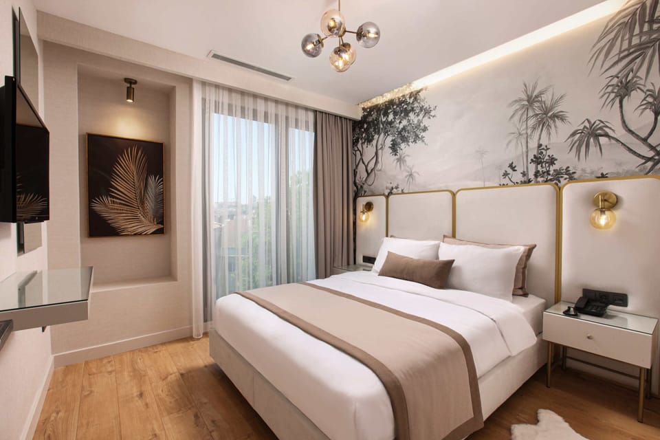 Deluxe Suite | Minibar, in-room safe, desk, laptop workspace